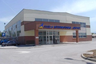 leiebil Tuzla Lufthavn